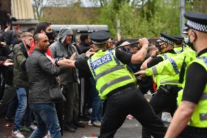 开云电子-曼市警方再逮捕3名足球流氓，涉去年曼联vs特温特的80人互殴案