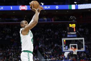 开云官方网站-家有一老！霍福德18中9&amp;三分13中6砍下全队最高26分 领先9板2助