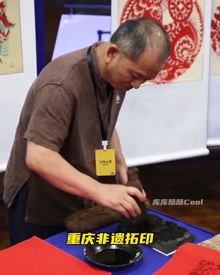 开云登录入口地址-感受中国传统文化！库里中国行体验重庆非遗拓印&amp;剪纸