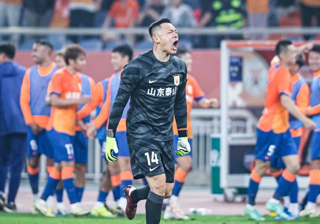 开云官方网站-官宣！王大雷与泰山续约至2026年 触发条款则延续