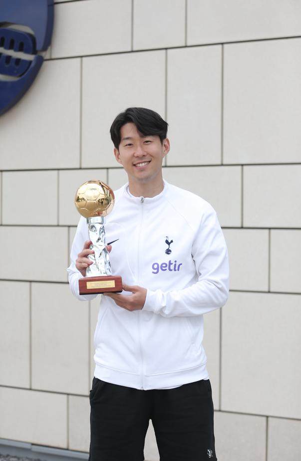 赛季结束 孙兴慜捧起2022体坛亚洲金球奖奖杯