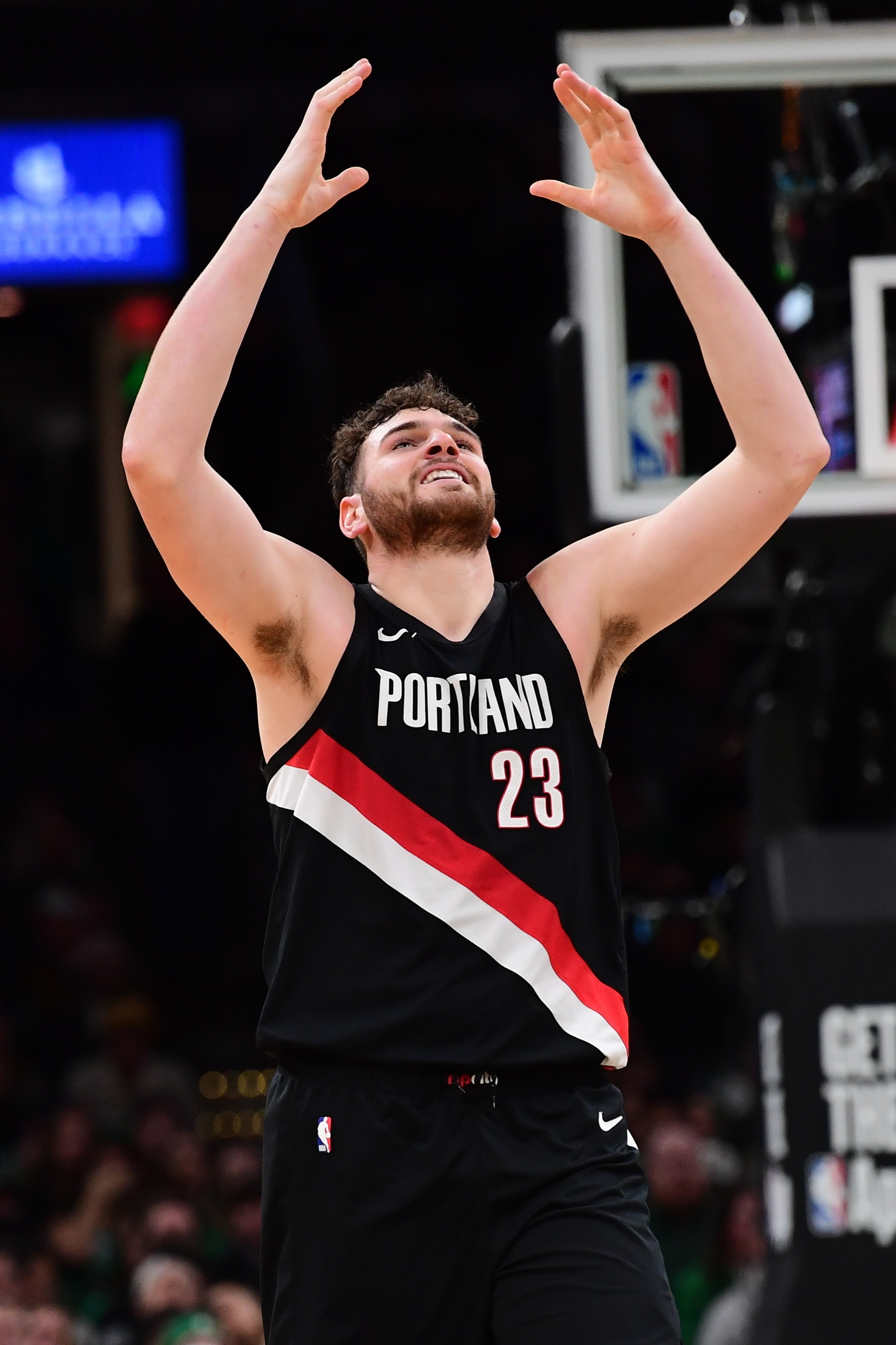 开云登录入口地址-人生第一次！克林根肘击被吹二级恶意犯规 生涯首次被驱逐