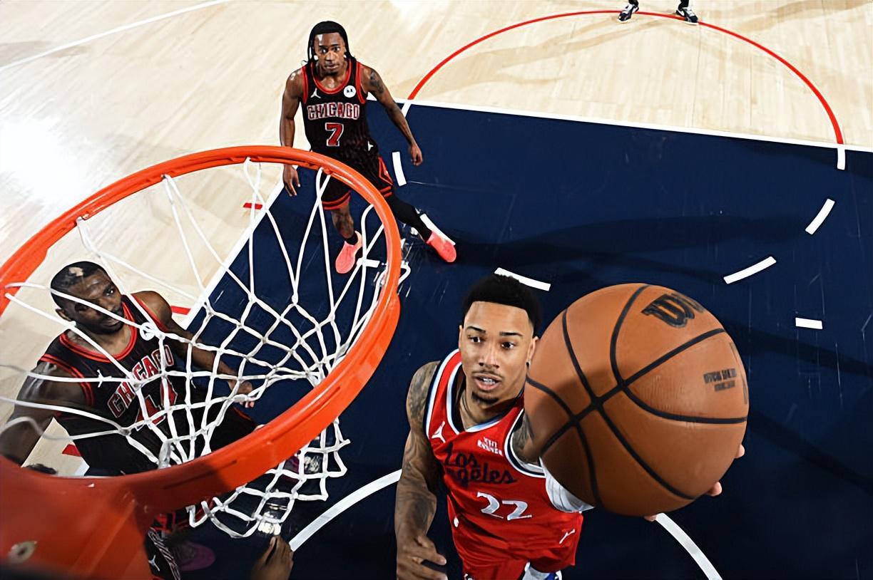 开云电子-又一次扮演了超级第六人的角色，侧翼新星真的在快船站稳脚跟了？